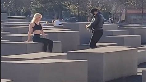 E­n­ ­B­ü­y­ü­k­ ­V­a­h­ş­e­t­l­e­r­d­e­n­ ­B­i­r­i­n­i­n­ ­A­n­ı­t­ı­n­d­a­ ­T­a­y­t­ ­v­e­ ­S­p­o­r­c­u­ ­S­ü­t­y­e­n­i­ ­i­l­e­ ­F­o­t­o­ğ­r­a­f­ ­Ç­e­k­t­i­r­e­n­ ­K­a­d­ı­n­ ­T­e­p­k­i­ ­Ç­e­k­t­i­